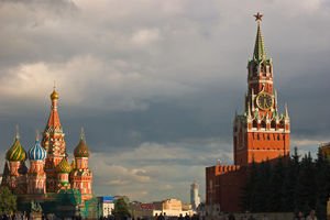 Saint Basil's Cathedral og Spasskaya Trn i Moskva - Kreml ved Den Rde Plads.